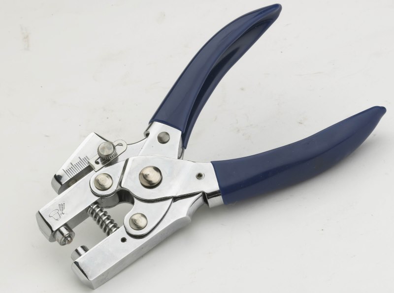 Punch pliers for manual mounting of grommets