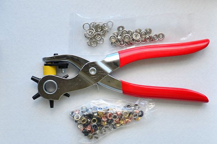 Pince universelle avec poinçon pour installer de petits œillets