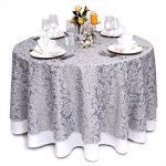 Elégante longue nappe ronde sur la table de fête