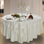Nappe carrée élégante sur une table ronde