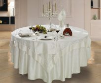 Nappe carrée élégante sur une table ronde
