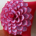 Oreiller élégant avec une fleur à double pétales