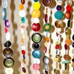 Rideau de boutons colorés avec leurs propres mains