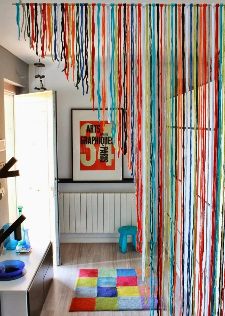Rideau de cassettes dans le couloir d'une maison privée