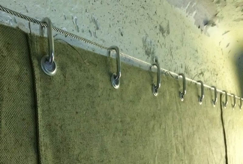 Rideau de bâche à la porte d'un garage privé