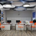 Chaises orange dans le bureau