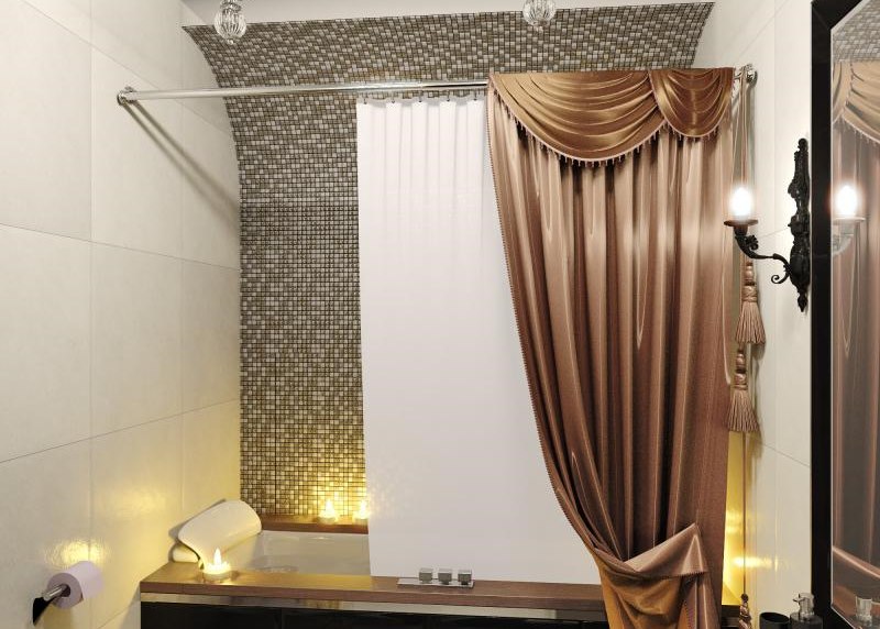 Rideau de satin à l'intérieur de la salle de bain