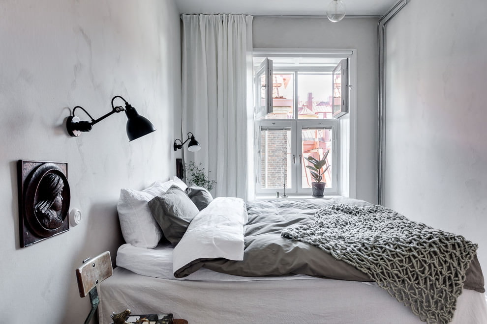 Rideau sans tulle sur la fenêtre d'une chambre étroite