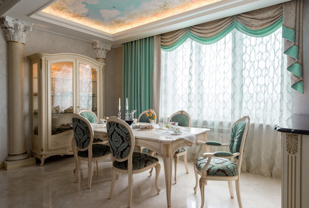 Intérieur classique avec rideaux beige-turquoise