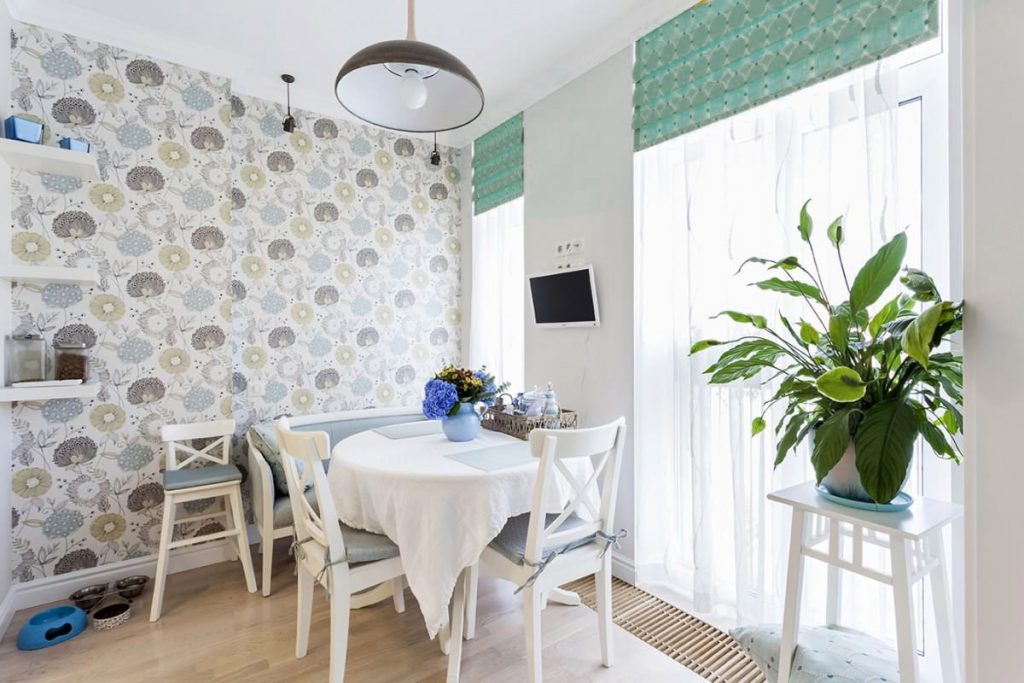 Style campagnard léger avec stores romains turquoises