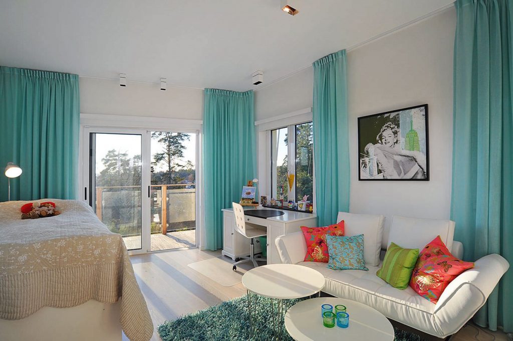 Mobilier blanc dans le salon avec des rideaux turquoise