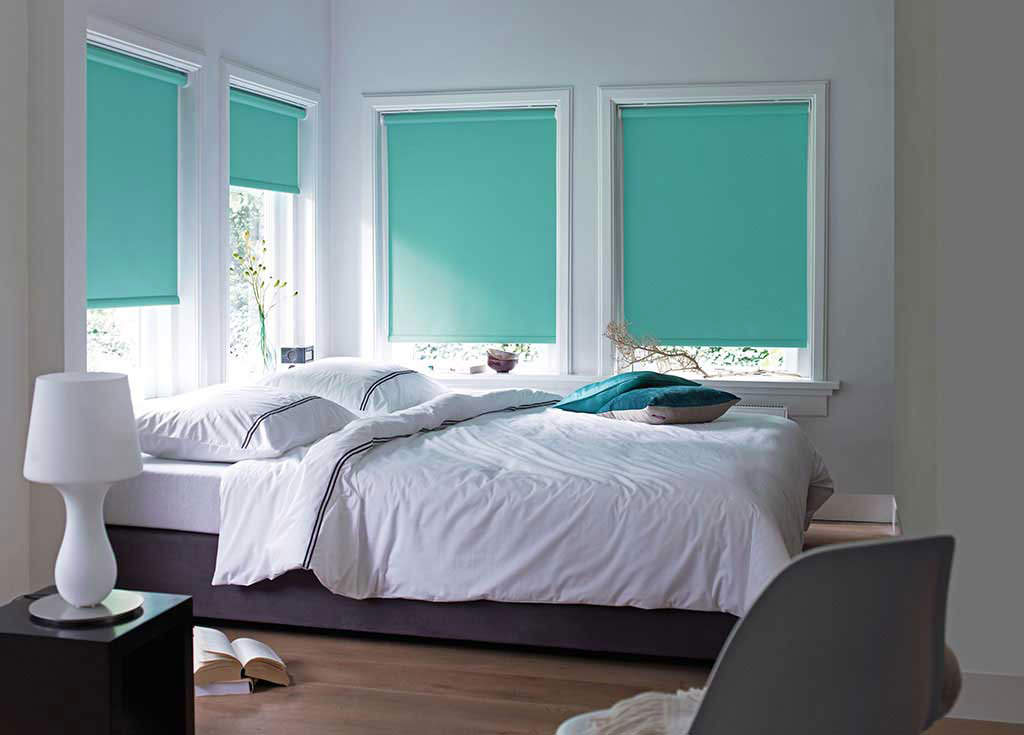 Stores turquoise aux fenêtres de la chambre