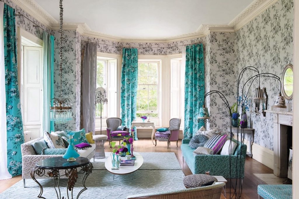 Décoration de la baie vitrée dans le salon d'une maison privée