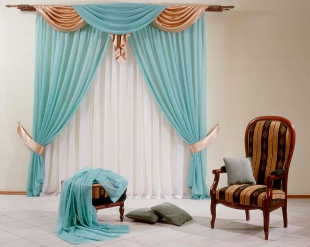 Décoration de fenêtre avec des rideaux turquoises avec lambrequin