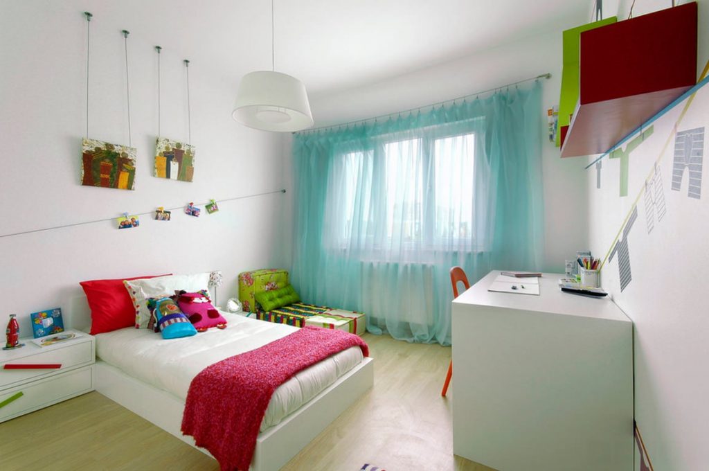 Chambre d'enfant avec rideaux turquoise