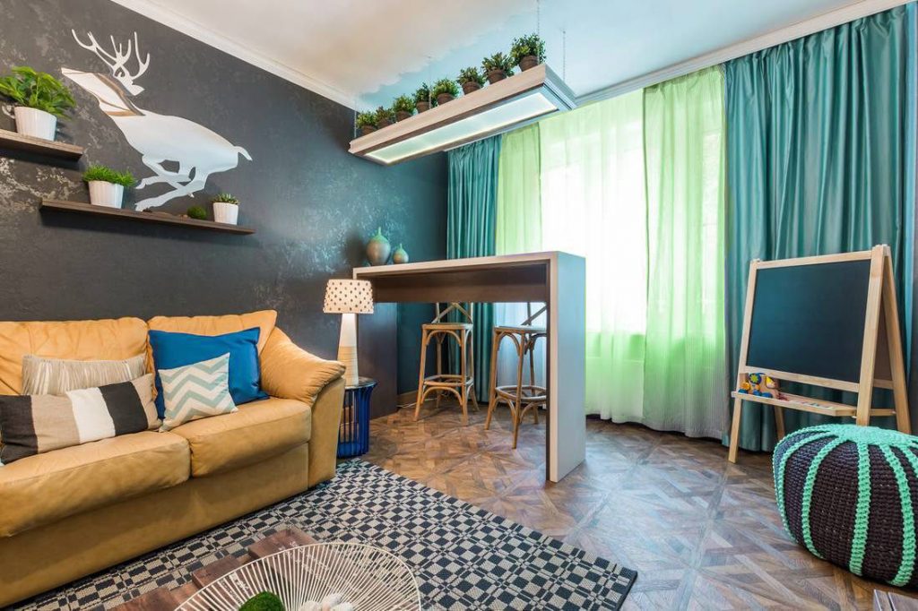 Mur gris dans un salon moderne