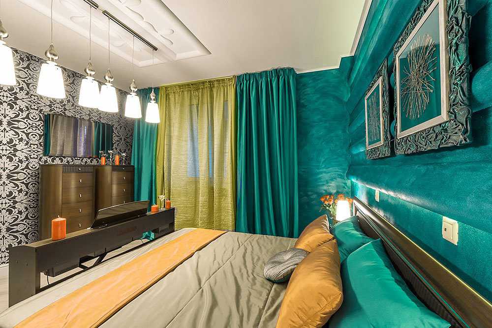 Rideaux jaunes et turquoise dans la chambre