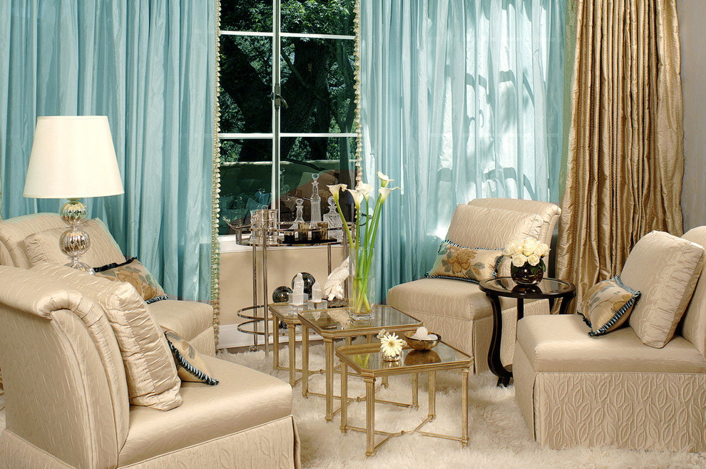Intérieur luxueux du salon avec des rideaux turquoises