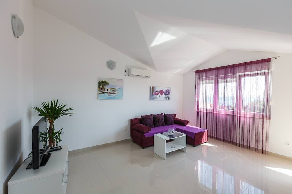 Amplia habitación en el ático de una casa particular.
