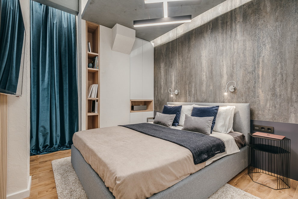 Rideaux de velours bleu sur la porte de la chambre
