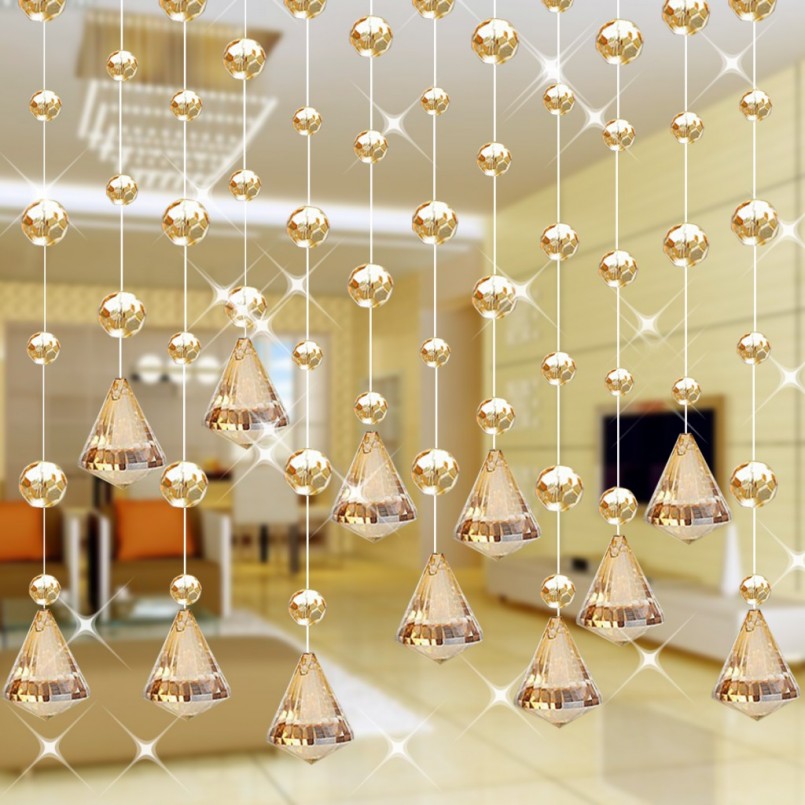 Rideaux de fil de pêche et de perles sur la porte