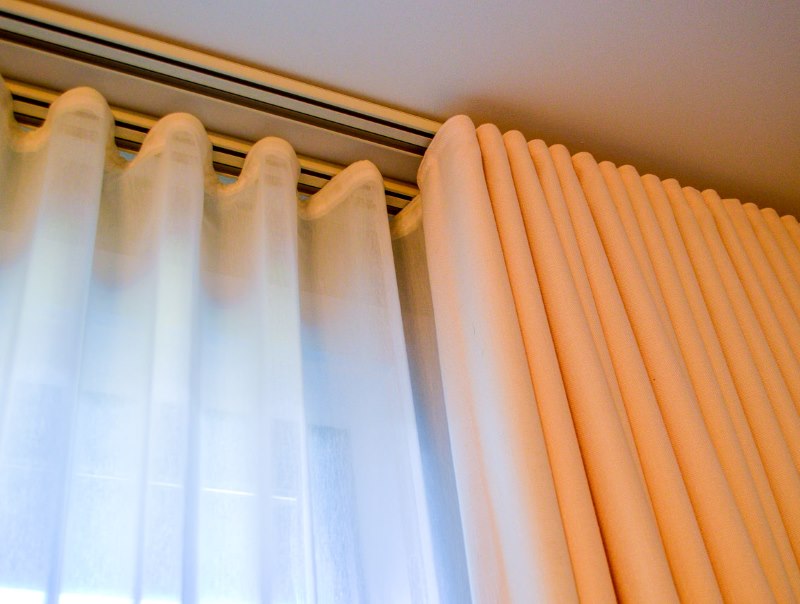 An example of fastening curtains on the ceiling cornice of aluminum