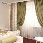 Curtains on the three-row cornice in the living room