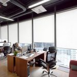 Tables de bureau dans une pièce avec une fenêtre panoramique