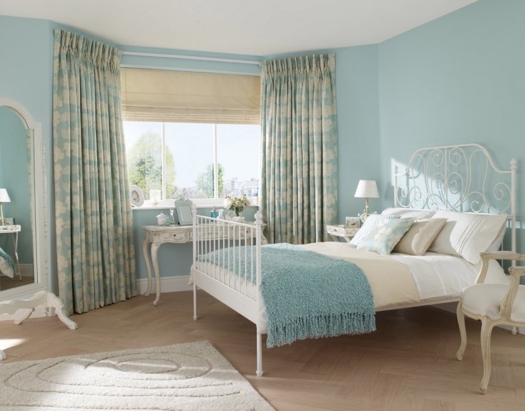 Rideaux pastel à l'intérieur de la chambre