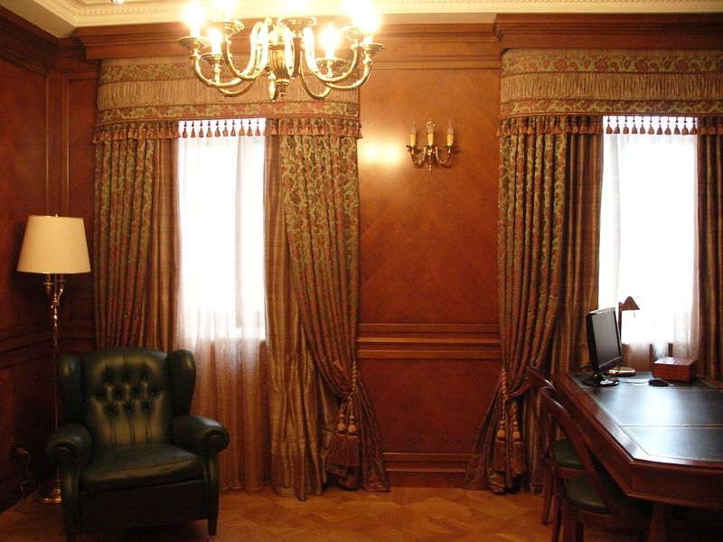 Rideaux de décoration de fenêtre dans le bureau