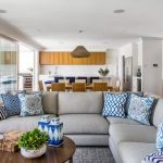 Coussins de canapé bleu-bleu pour un salon combiné