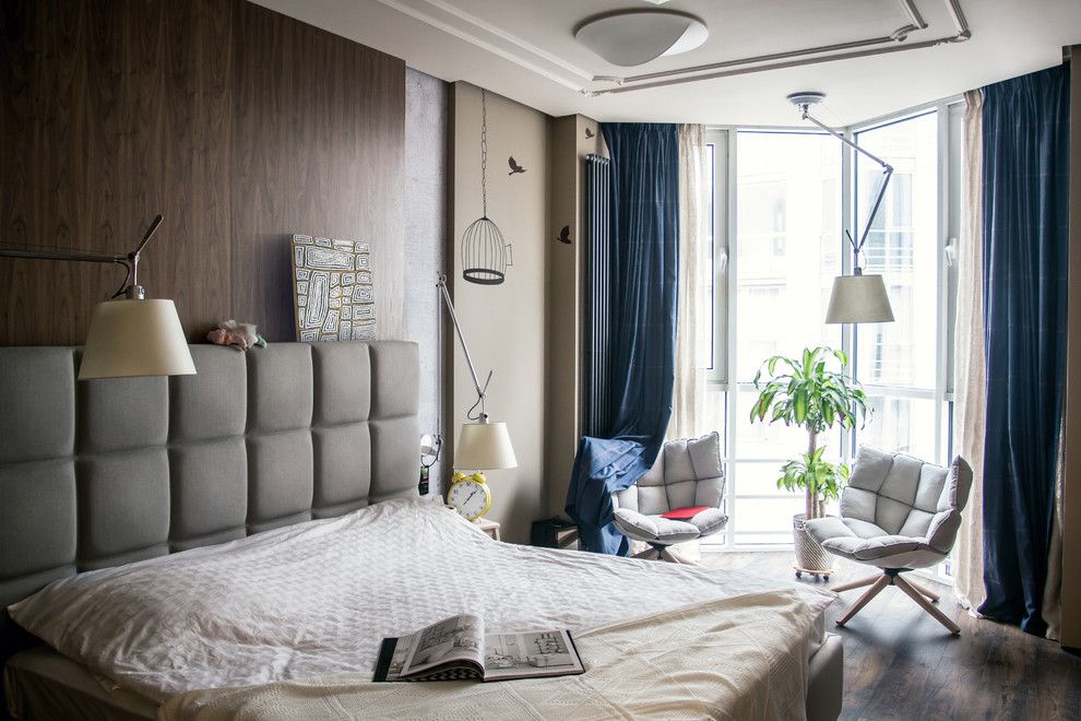 Décoration de fenêtre avec des rideaux de balcon en combinaison avec du tulle