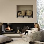 Salon scandinave avec coussins de sol
