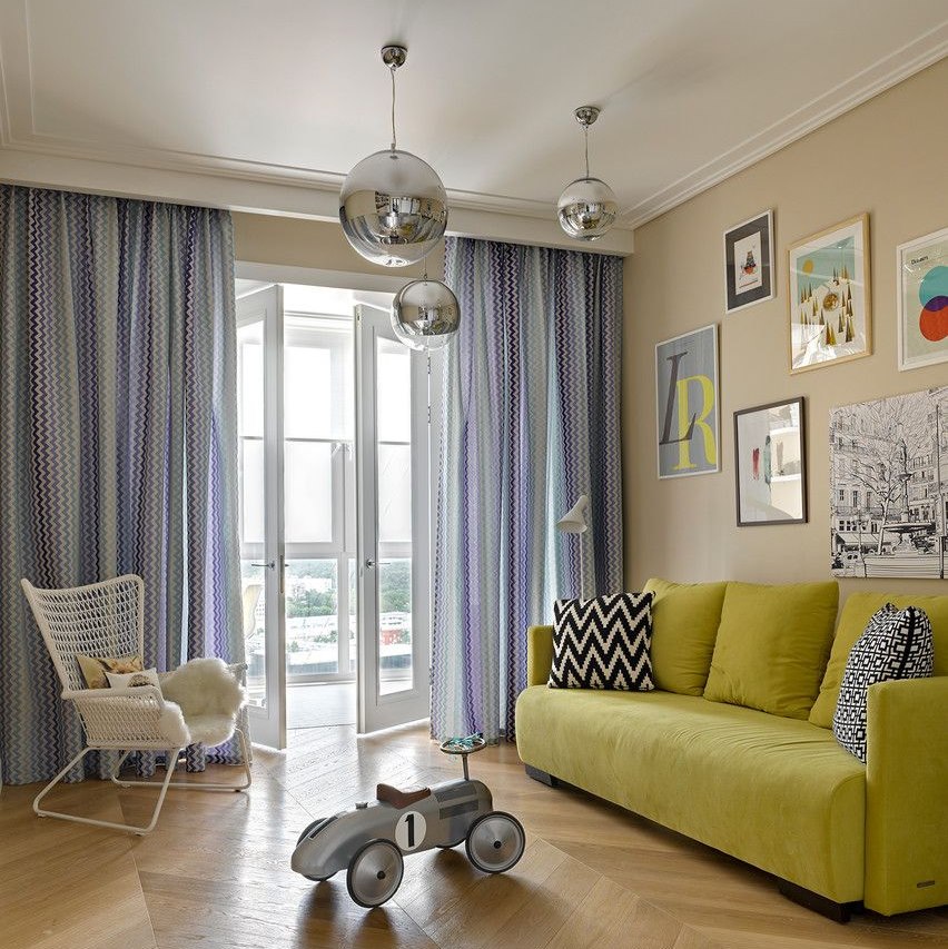 Machen Sie ein großes Fenster im Wohnzimmer im skandinavischen Stil