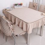 Nappe et housses de chaise dans les tons beige