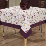 Nappe à liseret violet pour une table carrée