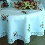 Tissu avec broderie et éléments décoratifs sur le bord