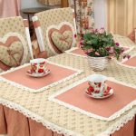 Nappe avec jupe et serviettes de table, revêtements de chaises dans la même gamme de couleurs
