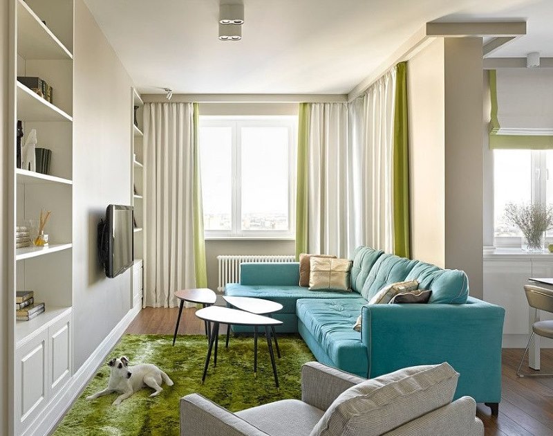 Light curtains on the aluminum cornice in the living room interior
