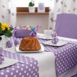 La combinaison de fleurs blanches et lilas pour décorer la table de fête