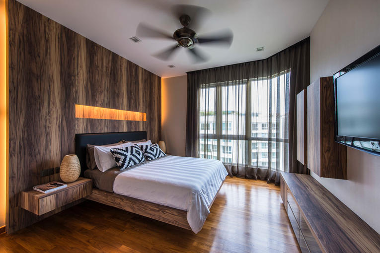 La combinaison de rideaux de couleurs avec une décoration à l'intérieur de la chambre