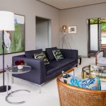 Salon moderne avec une disposition classique symétrique d'oreillers décoratifs
