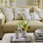 Couleurs calmes pour les textiles dans le salon lumineux
