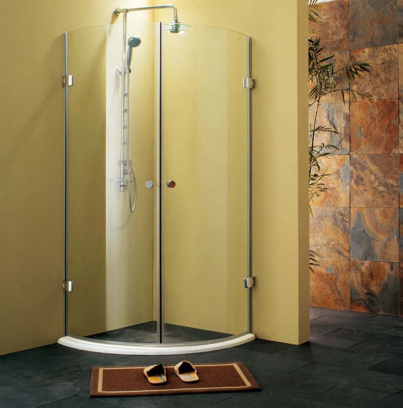 Corner shower with glass partition