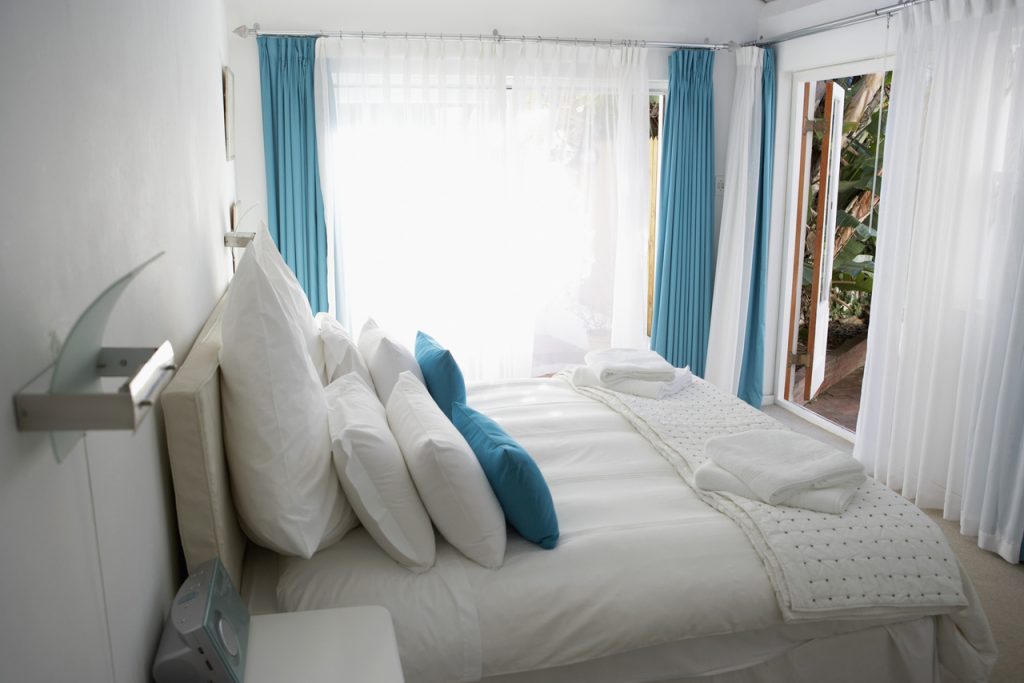 Tulle blanc dans la chambre d'une maison privée
