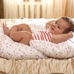 Cet oreiller facilitera la prise en charge du bébé par la jeune maman.