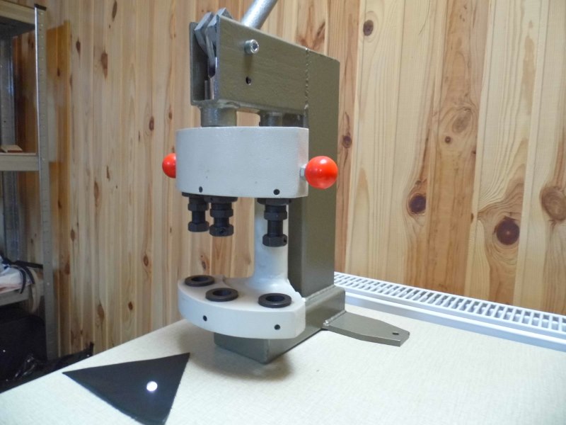 Manual three-position press for installation of metal fittings