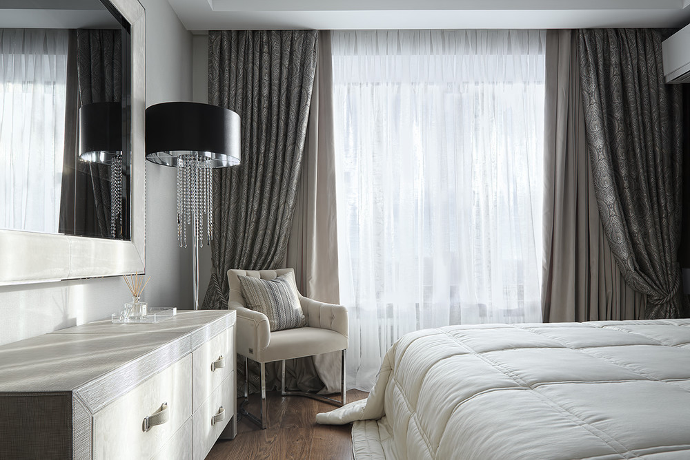 Triple rideaux à l'intérieur de la chambre