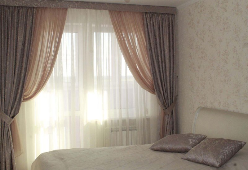 La combinaison de trois rideaux dans la fenêtre d'une chambre