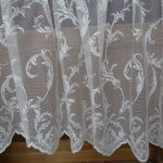 Broderie ajourée sur tulle blanc